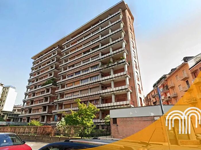 Appartamento con 6 locali in vendita in Via Enrico Cialdini, Torino