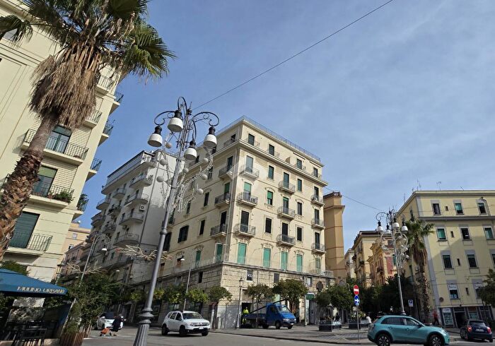 Appartamento quadrilocale in vendita in PZza XXIV Maggio, Salerno