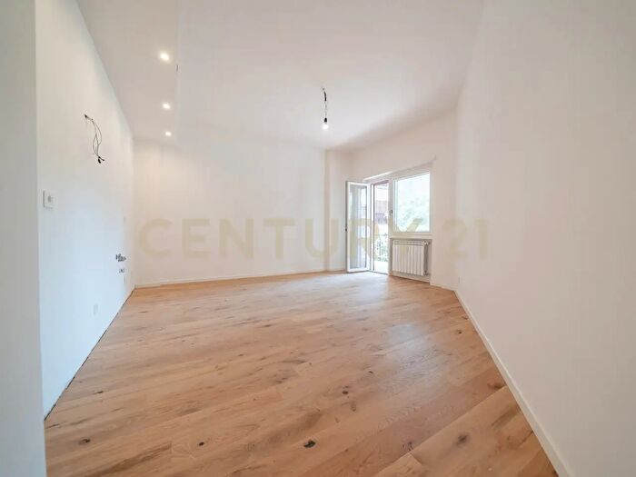 Appartamento trilocale in vendita in Via Carlo Dossi, Roma
