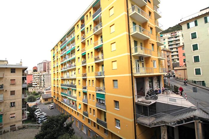 Appartamento trilocale in affitto in Via Giulio Tanini, Genova