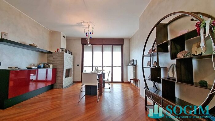 Appartamento con 6 locali in vendita in Via Doberdò, Milano