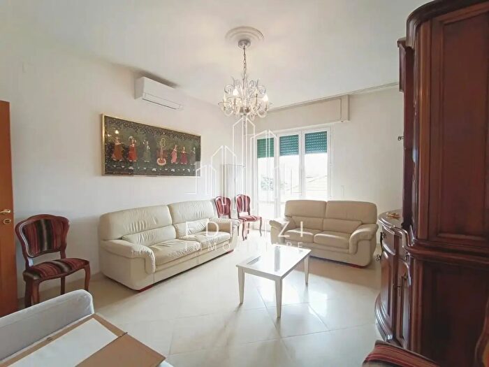 Appartamento con 5 locali in vendita in Massa