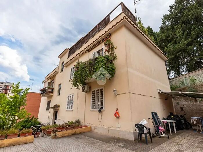 Appartamento trilocale in vendita in Via Francesco Maria Torrigio, Roma