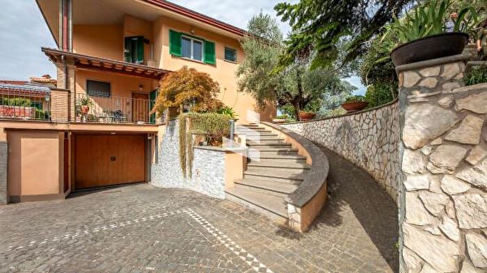 Casa con 6 locali in vendita in Frascati