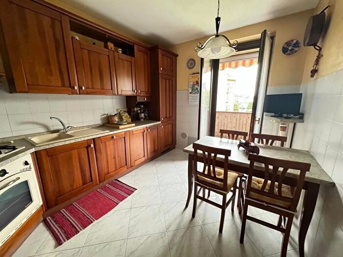 Appartamento in affitto in Via Salvo dAcquisto, Usmate Velate