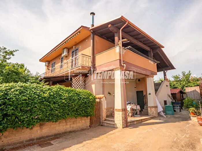 Casa quadrilocale in vendita in Via Quero, Roma