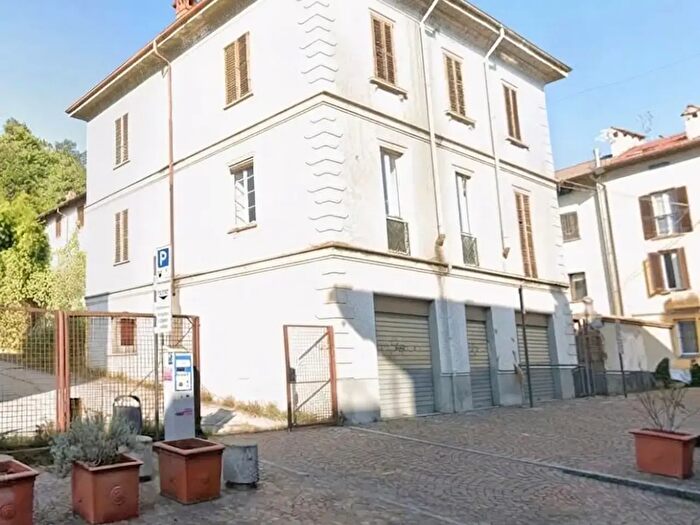 Casa con 10 locali in vendita in Via Primo Maggio, Oggiono