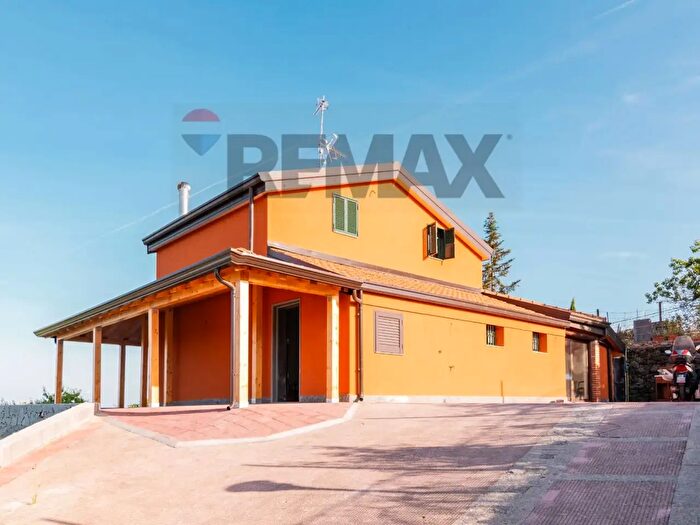 Casa con 7 locali in vendita in Via Salemi Pennisi, Aci Sant'Antonio