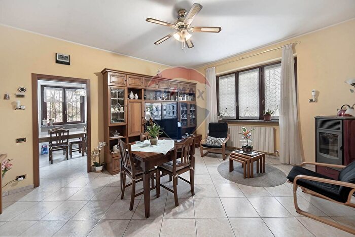 Appartamento quadrilocale in vendita in Via Enrico Toti, Lesmo