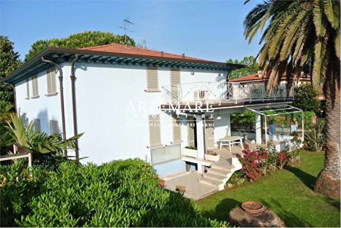 Casa con 6 locali in vendita in Via Piave, Pietrasanta