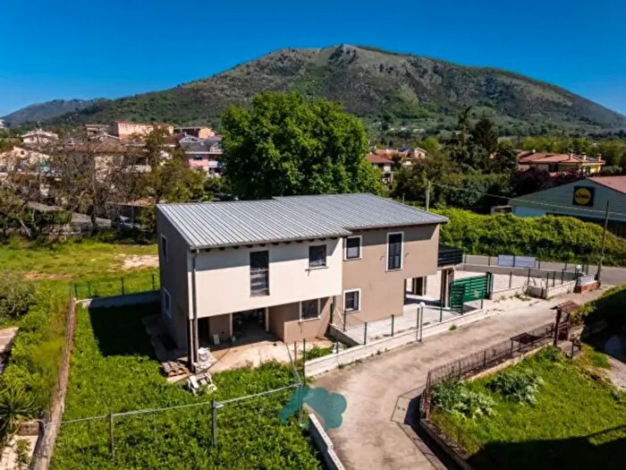 Casa quadrilocale in vendita in Via Speciano, Cave