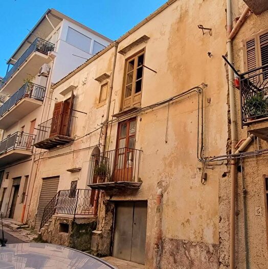 Casa con 7 locali in vendita in Montelepre