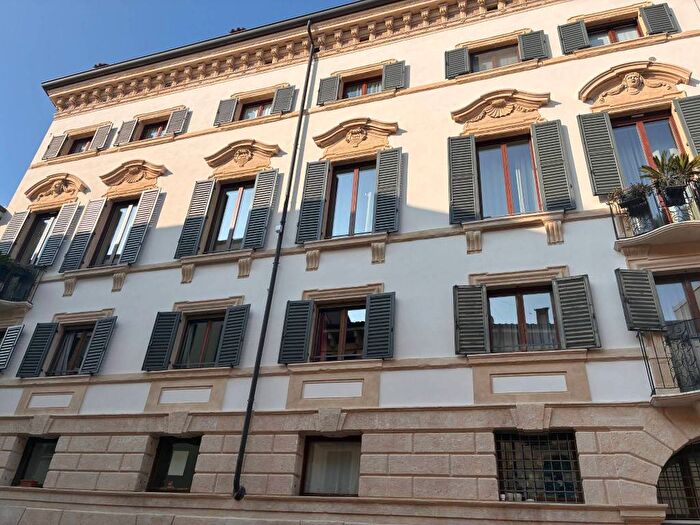 Appartamento quadrilocale in affitto in Via Gaetano Trezza, Veronetta, Verona