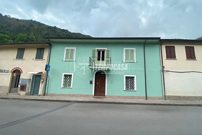 Casa quadrilocale in vendita in Via Bassa Tambura, Massa