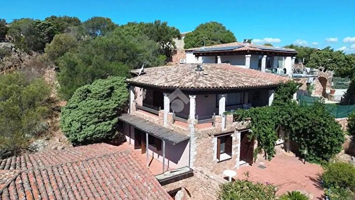Casa con 6 locali in vendita in Via Mandrolisai, Loiri Porto San Paolo