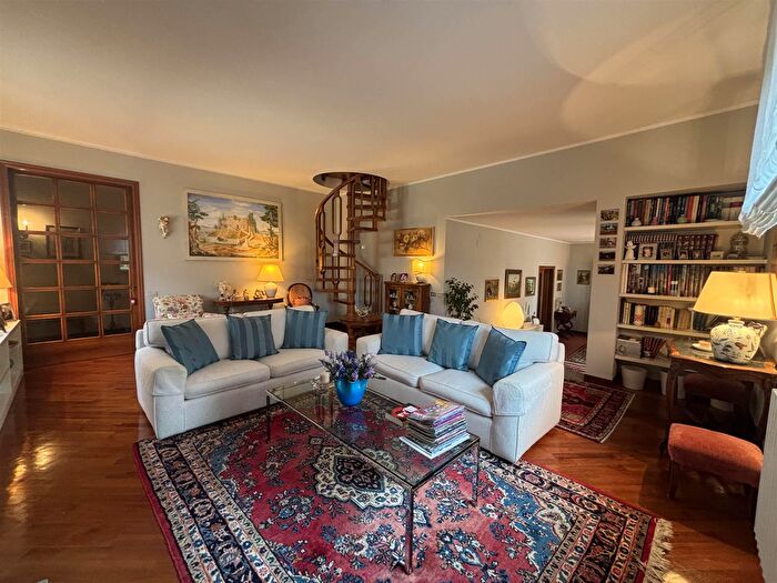 Casa con 8 locali in vendita in Calenzano