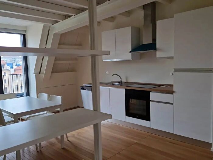 Appartamento trilocale in affitto in Via Fogazzaro, Milano