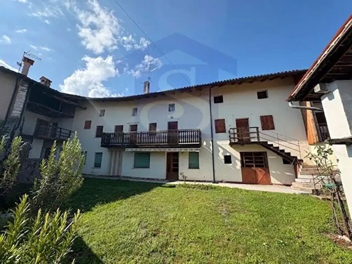 Casa con 13 locali in vendita in Budoia