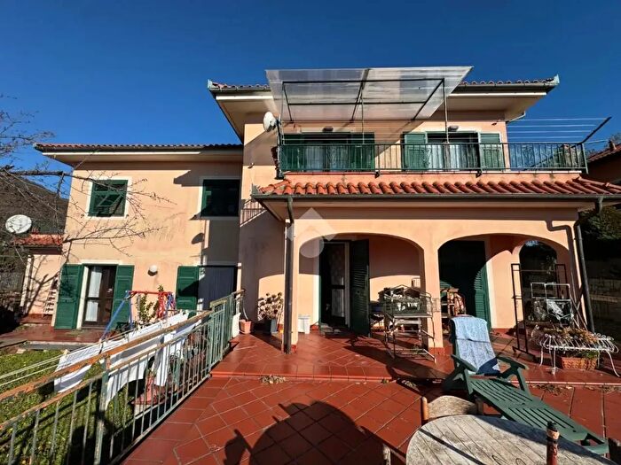 Casa con 8 locali in vendita in Via San Bernardo, Ceranesi