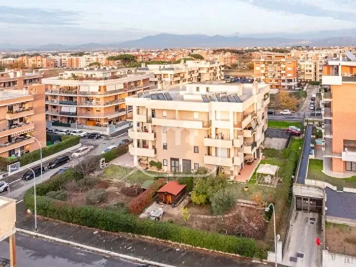 Appartamento con 6 locali in vendita in Via Luca Domenico Capozi, Roma