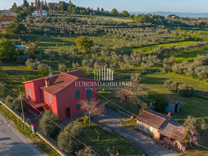 Casa con 9 locali in vendita in Località Poggio del Papa B, Castiglione Del Lago