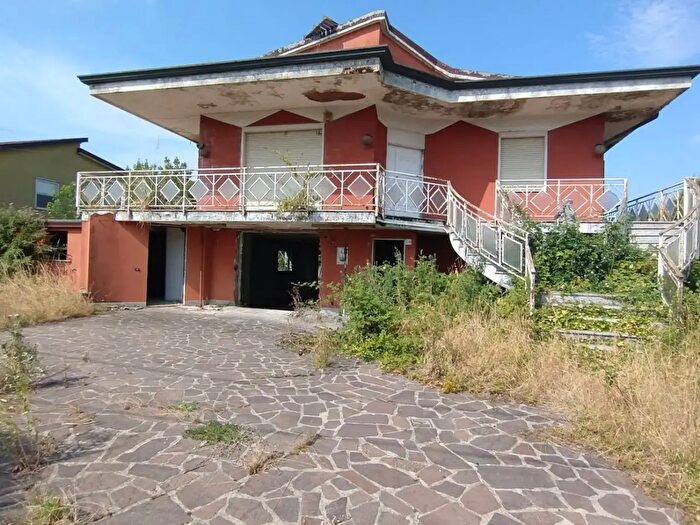 Casa con 8 locali in vendita in Via Kolbe, Bottanuco