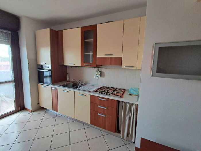 Appartamento trilocale in affitto in Via Febbraio, Semicentro, Cantù