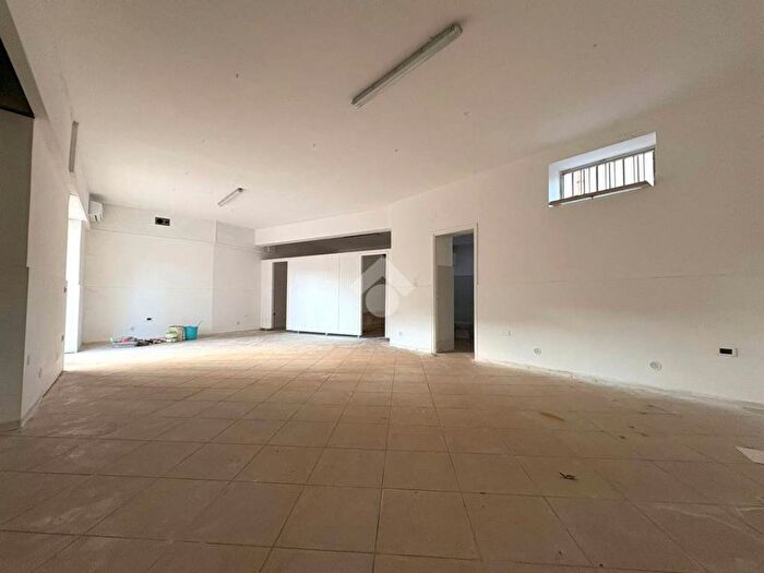 Appartamento trilocale in affitto in LOCALE COMMERCIALE Via Don Morosini, Centro, Fondi