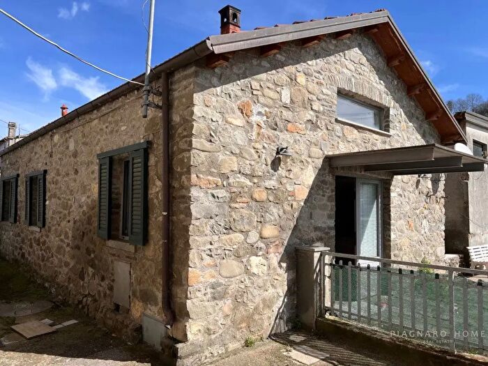 Casa con 5 locali in vendita in Filattiera