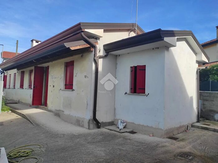 Casa trilocale in vendita in Via Giosuè Carducci, Cona