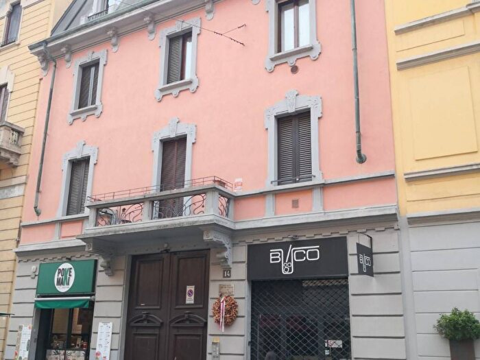 Appartamento trilocale in affitto in Via Jacopo Dal Verme, Isola, Milano