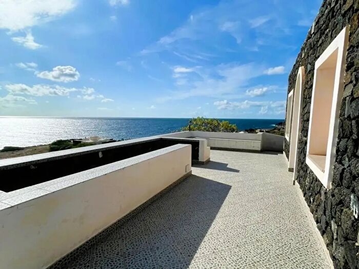 Appartamento trilocale in vendita in Strada Perimetrale Ovest Pante, Pantelleria