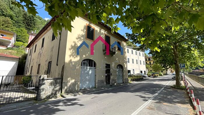 Casa con 13 locali in vendita in Ponte a Serraglio, Bagni Di Lucca