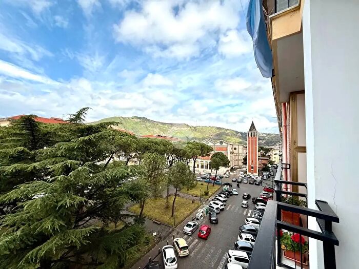 Appartamento con 5 locali in vendita in Via Antonino Pio, Napoli