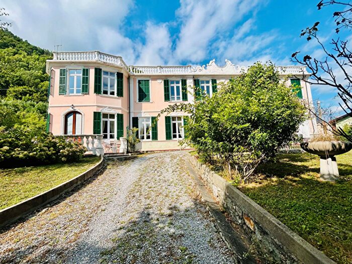 Casa con 12 locali in vendita in Viale Piaggio, Ormea