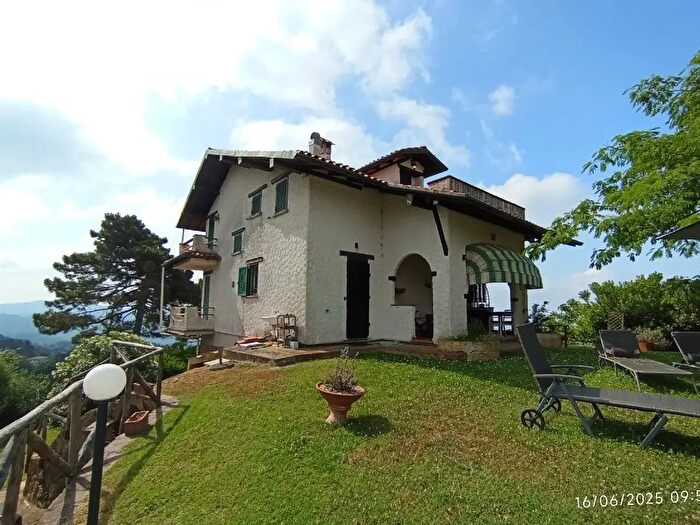 Casa con 8 locali in vendita in Camaiore