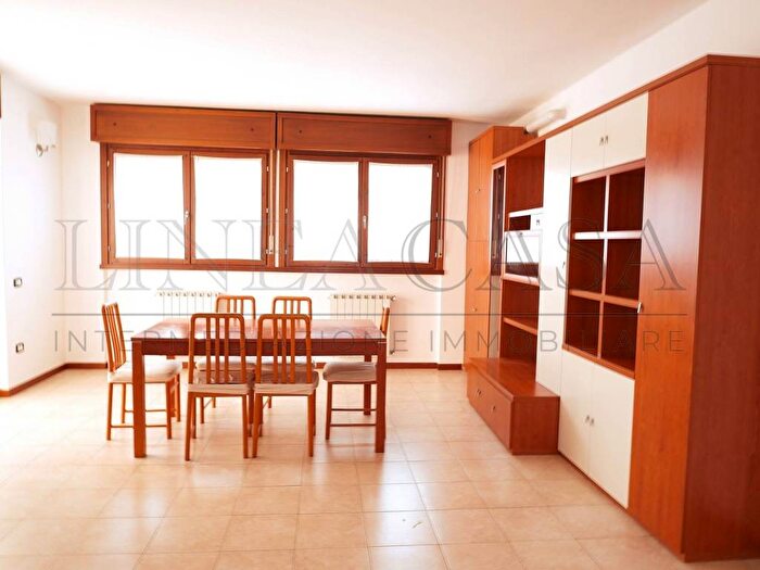 Appartamento trilocale in affitto in Via della Pace, Azzano San Paolo