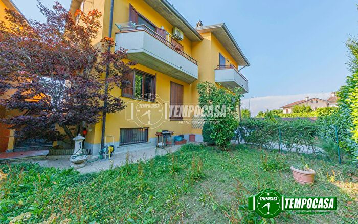 Casa quadrilocale in vendita in Via Vignolo, Lacchiarella