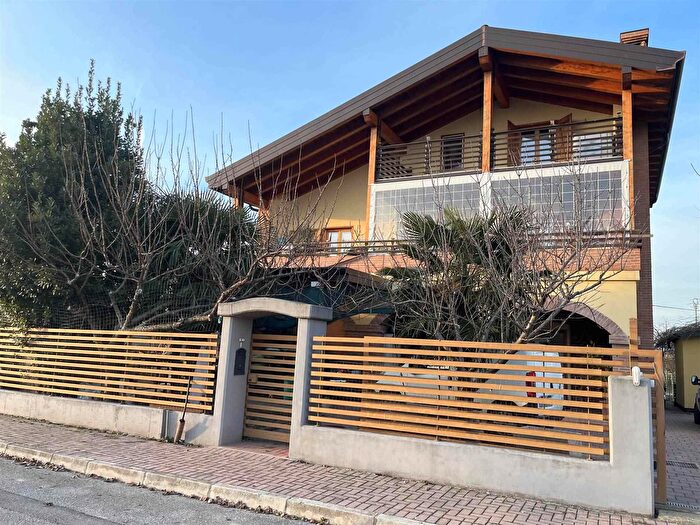 Casa con 10 locali in vendita in Via Don Antonio Masiero, Bovolenta