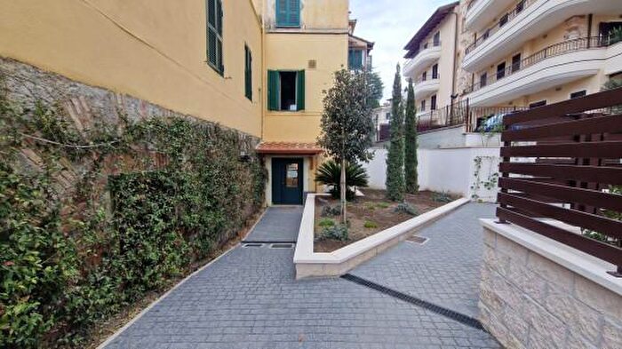 Appartamento trilocale in affitto in Viale Vittorio Veneto, Grottaferrata