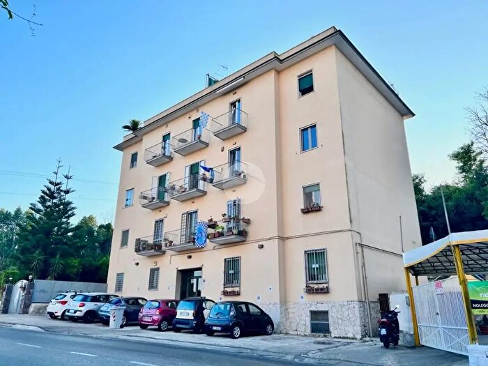 Appartamento trilocale in vendita in Via Gabriele Jannelli, Napoli