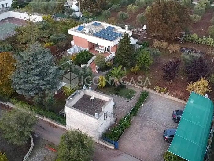 Appartamento con 6 locali in vendita in Contrada Uacella SNC, Locorotondo