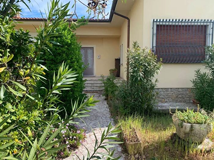 Casa con 6 locali in vendita in Pietrasanta