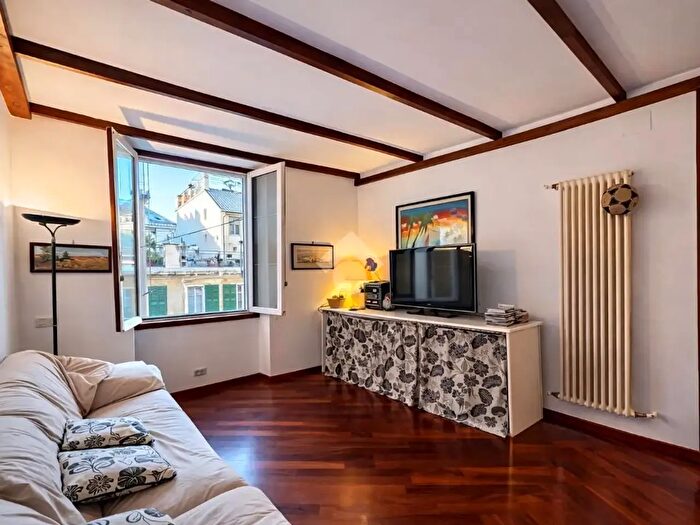 Appartamento con 6 locali in vendita in Via Chiabrera, Genova