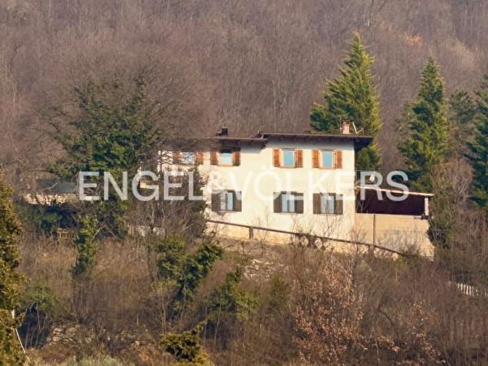 Casa con 6 locali in vendita in Via Guido Lodron, Ala