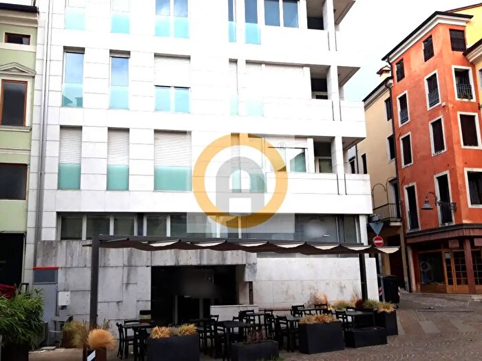 Appartamento trilocale in vendita in Via Garibaldi, Schio