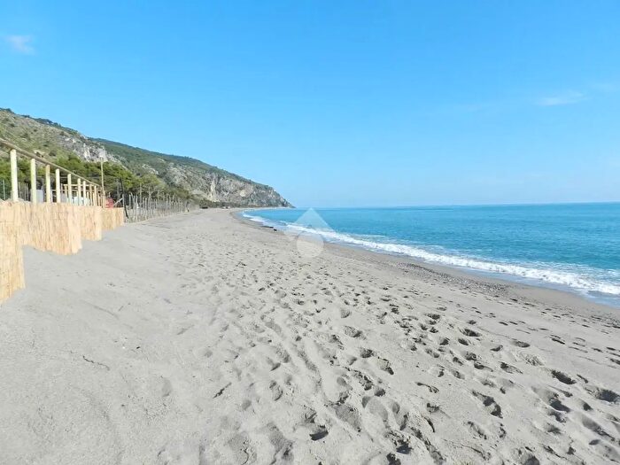 Appartamento trilocale in vendita in Via Mingardo, Camerota