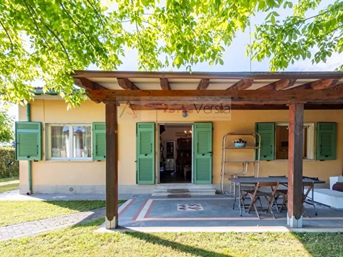 Casa quadrilocale in vendita in Via Francesco Carrara, Forte Dei Marmi