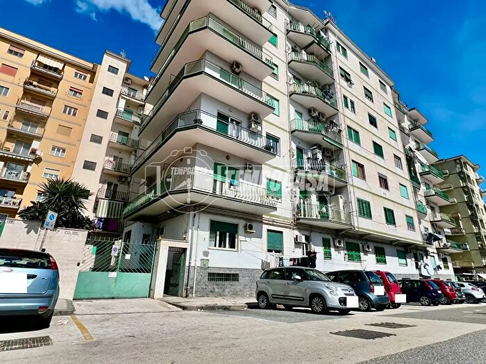 Appartamento trilocale in vendita in Piazza Gabriele d'Annunzio, Napoli