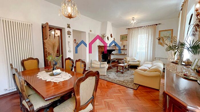 Casa con 18 locali in vendita in Nicciano, Piazza Al Serchio